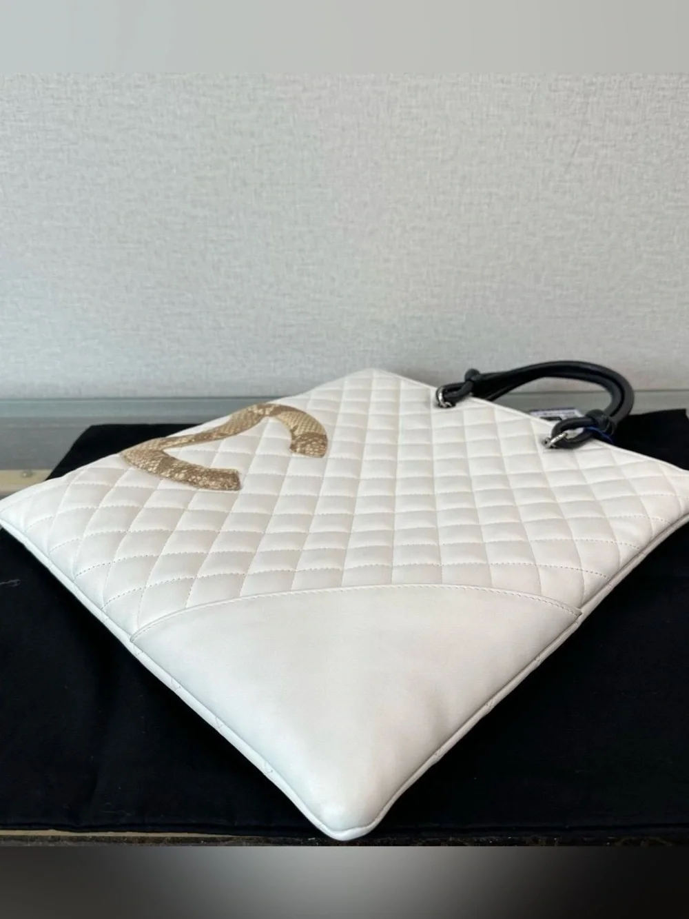 🔥100% Authentic CHANEL White/Beige Python Leather Cambon Runway Flat Tote Bag🔥